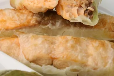 Лосось с васаби обжаренный в тесте фило с соусом из киви