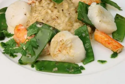Ризотто с соусом херес, морским гребешком, мясом краба и сладким зеленым горошком