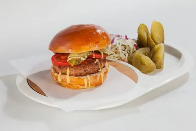 Московская котлета с булочкой, горчицей и соленым огурцом