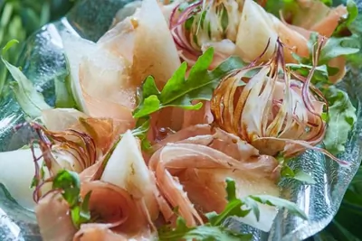 Медовая дыня с пармской ветчиной и хрустящей рукколой