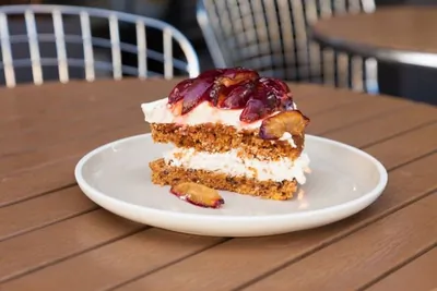 Медовая коврижка со сливочно-сливовым кремом