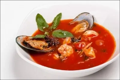 Томатный суп с креветками и рыбой