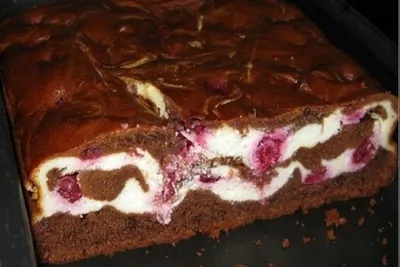 Пирог с творогом и вишнями