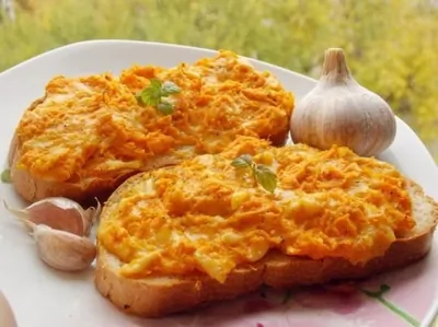 Закусочные бутерброды с морковью и брынзой