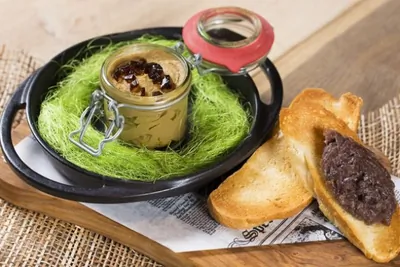 Паштет из печени цыпленка с луковым джемом