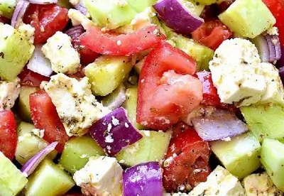 Салат с томатами, огурцами и сыром фета