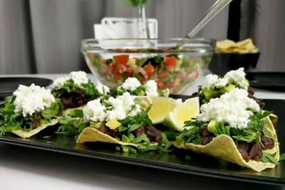 Пикантная черная фасоль с фетой и авокадо от Гордона Рамзи