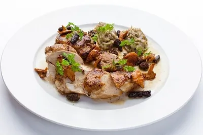 Цыпленок с лесными грибами и воздушным картофелем с трюфелями