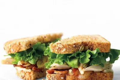 Сэндвич с курицей и авокадо