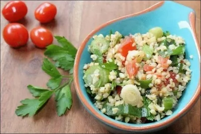 Овощной салат с пастой, тунцом и сухариками