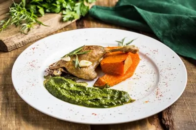 Томленая утиная ножка с гарниром из тыквы и соусом из трав