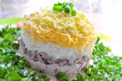 Куриный салат с грибами и сыром