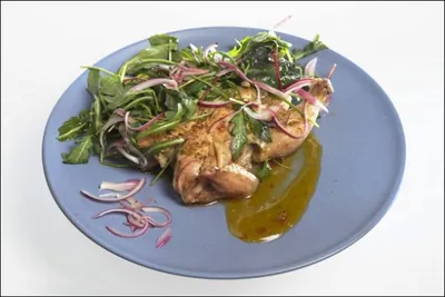 Лимонный цыпленок с соусом из сладкого чили, горчицы и меда, зеленым салатом и маринованным луком