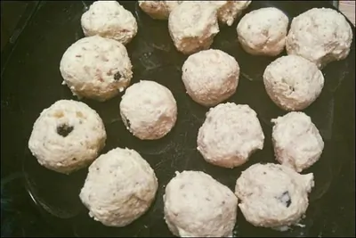 Творожные шарики с орехами и изюмом