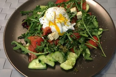 Легкий салат с яйцом пашот