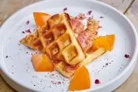 Вафли с беконом, медом и хурмой
