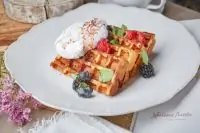 Бельгийские вафли с меренгой и свежими ягодами