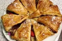 Щоколадный пирог из слоеного теста