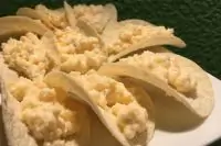 Закуска из чипсов с ананасом и сыром