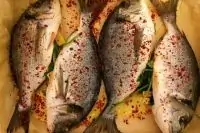 Дорада с имбирём, лимоном и острым соевым соусом