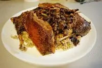 Дикий гусь с яблоками и черносливом