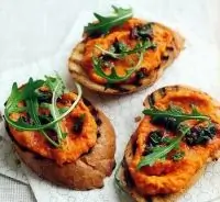 Брускетты с овощным пюре и рукколой