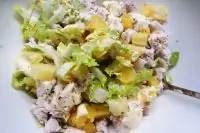 Салат из пекинской капусты с курицей, ананасами и орехами