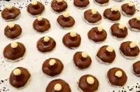 Меренги с шоколадом и фундуком