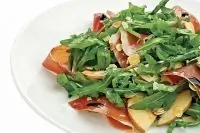 Салат с беконом и грушей