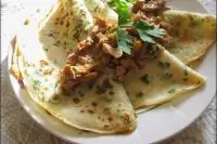 Пряные блинчики с соусом из лисичек