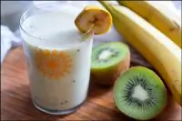 Смузи из банана и киви на молоке