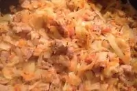 Индейка, тушеная с капустой и томатами