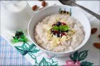 Ячневая каша на миндальном молоке