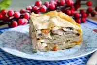 Блинный пирог с курицей, беконом и грибами