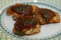 Оладьи с креветками и соусом