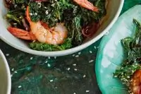 Пряный салат из кудрявой капусты с креветками