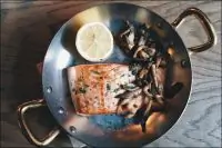 Стейк из лосося с вешенками от ресторана Медь