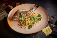 Дорадо с ароматным булгуром и медово-лаймовым соусом