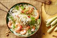 Тайский салат из стеклянной лапши с креветками