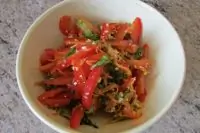 Салат из свежих овощей с заправкой из тыквенных семечек