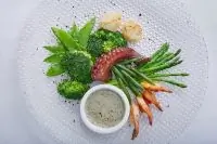 Теплый салат из морепродуктов с зелеными овощами от Жереми Урюти