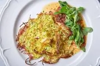 Мягкий молодой сыр в картофельной стружке