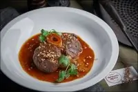 Говяжье оссобуко, томленное в соусе из томатов и красного вина