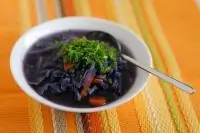 Суп из краснокочанной капусты с копченой курицей