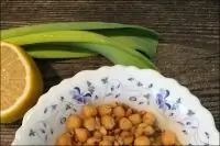 Нут с луком-пореем и кедровыми орешками