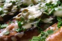 Брускета с оливками и маринованными огурцами