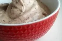 Мороженое из банана с сушеной черной смородиной