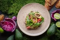 Легкий салат с печеным авокадо и томатами