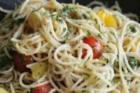 Паста с помидорами черри, базиликом и чесноком