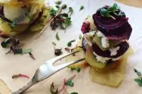 Слайсы из свеклы и картофеля с творожным сыром